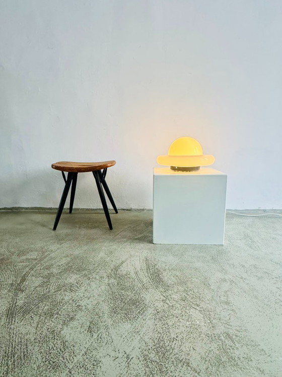 Sculptural UFO Space Age table lamp in opal glass, Italy, 1970s (photo 5 of 7)