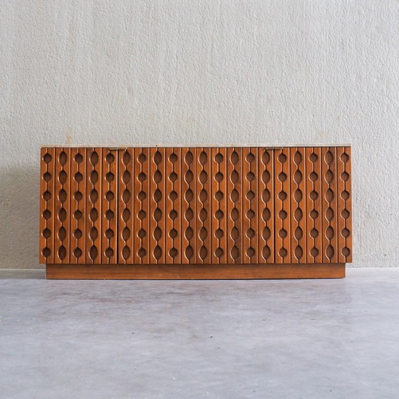 Credenza brutalista contemporanea in legno intagliato con piano in travertino – Credenze, Wood, Brass (photo 5 of 16)