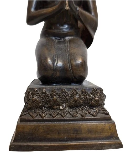 Kniender Bronze-Buddha in Anjali Mudra – Burma, 18.-19. Jahrhundert – Bildhauerei (photo 10 of 11)