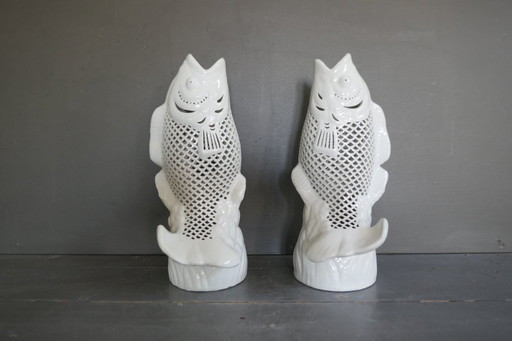 Service à poissons vintage en porcelaine blanche, représentant des carpes koï.