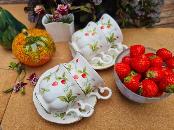 Image 1 of 4 tazas y platillos STRAWBERYY FIELD (Artículo de los Beatles)