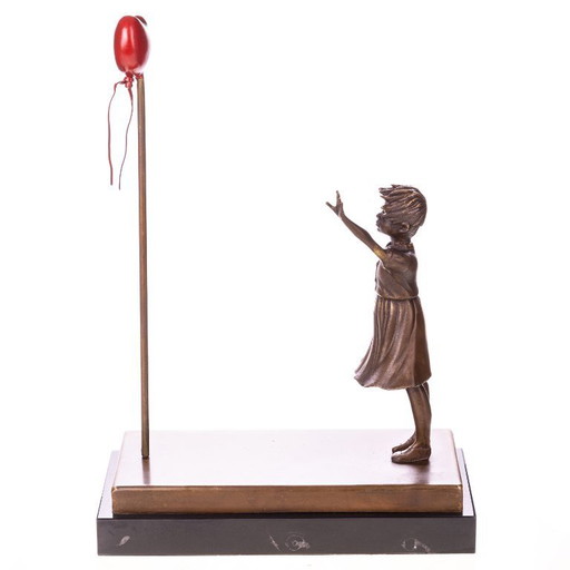 Statue en bronze d'une fille au coeur rouge avec ballon