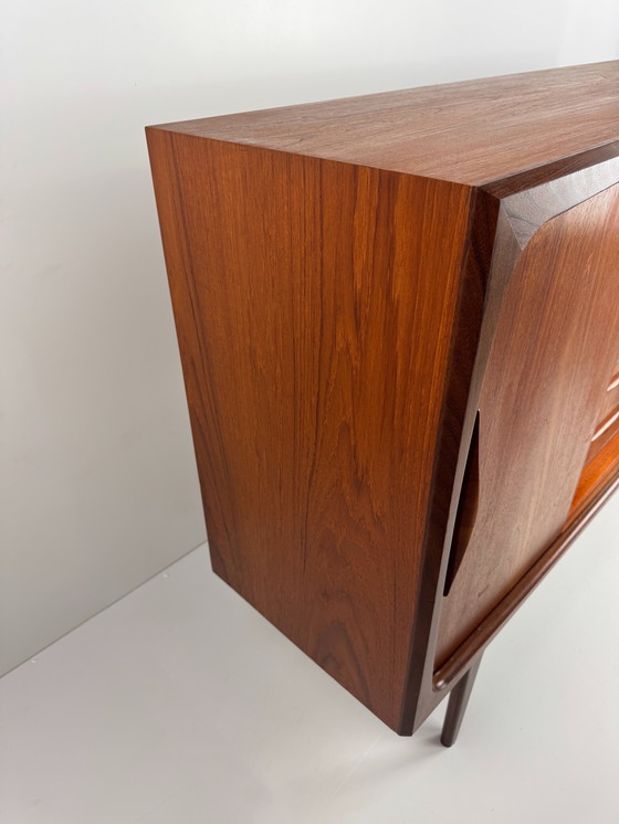 Image 1 of Deens Mid-Century Teak Dressoir – Uitzonderlijk vakmanschap en gebeeldhouwde elegantie