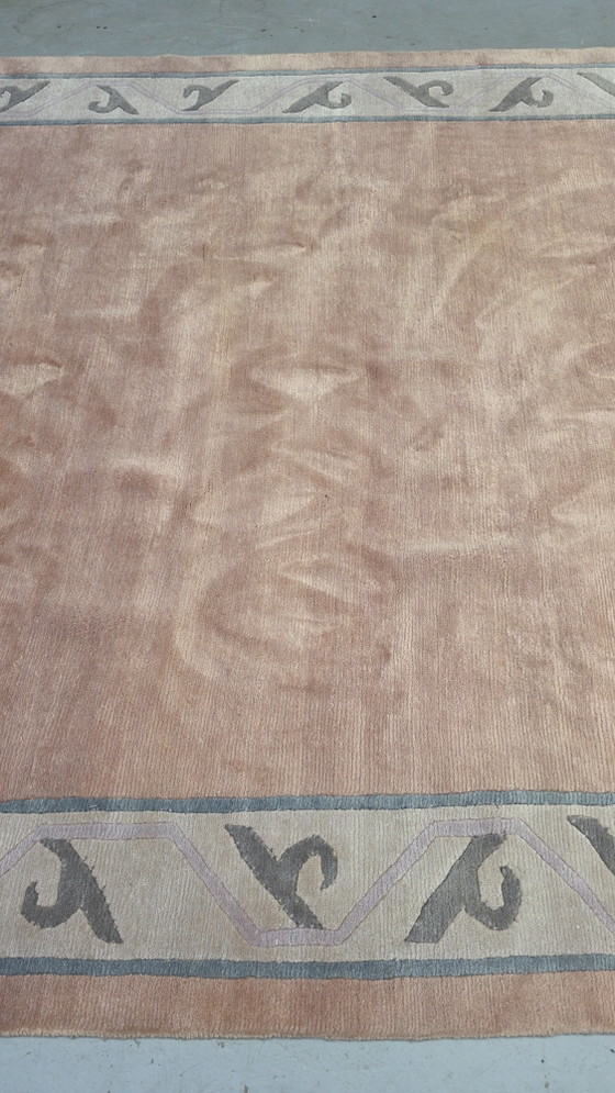 Image 1 of Handgeknüpfter orientalischer Wollteppich im modernen Nepal-Stil, zartrosa, 256 x 352 cm