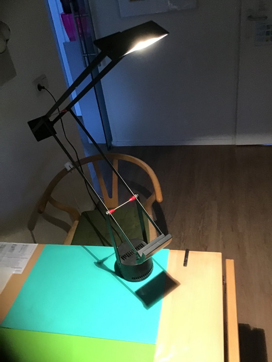 Image 1 of Zwarte designlamp Tizio, ontworpen door Artimide.