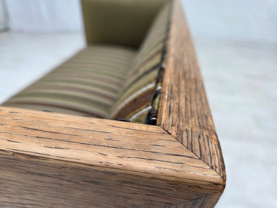Image 1 of Dänisches 2-Sitzer-Sofa aus den 1950er Jahren, original gestreifte grüne Möbelwolle, Eichenholz.