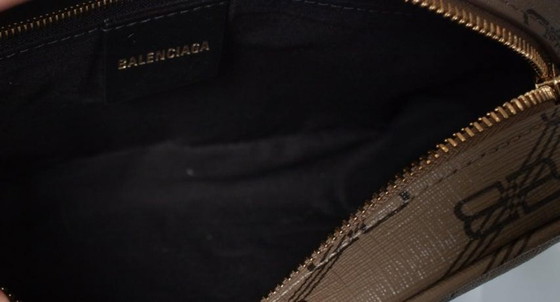 Image 1 of Borsa a tracolla Balenciaga, modello monogramma BB, colore beige.