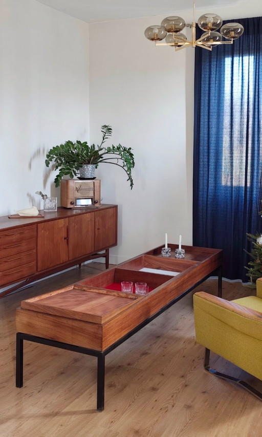 Un vecchio tavolo da lavoro riadattato come grande tavolino da caffè