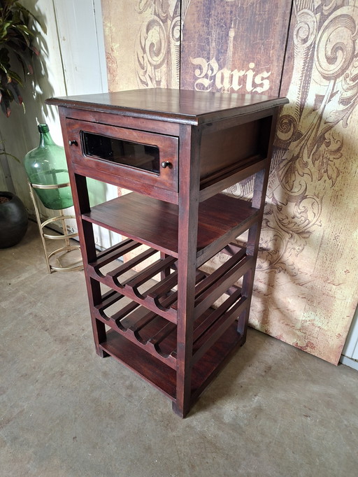 Portabottiglie, cassettiera, tavolino in teak, dimensioni 50x40cm e altezza 95cm.