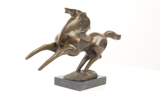 Image 1 of Cheval au galop en bronze de forme abstraite