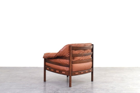Sillón de roble y cuero de mediados de siglo, diseñado por Arne Norell para Coja en la década de 1960. (photo 6 of 12)