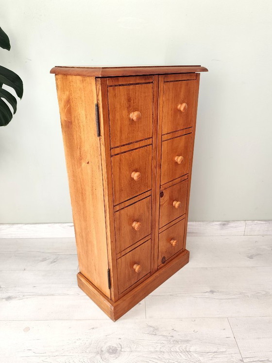 Image 1 of Pequeño mueble de madera estilo armario con cajones falsos