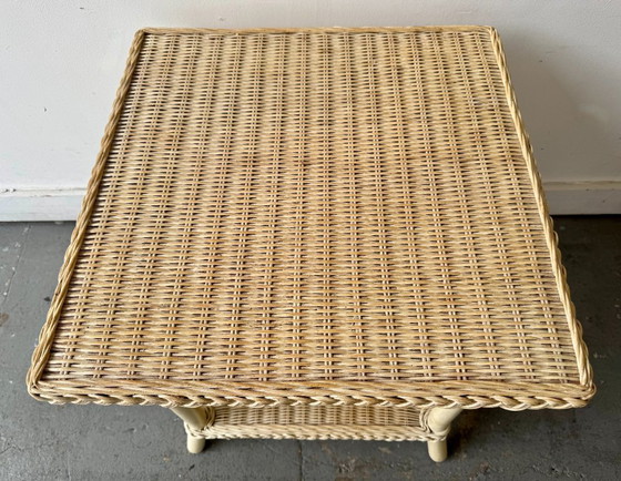 Image 1 of Mesa auxiliar de mimbre y ratán pintada de blanco