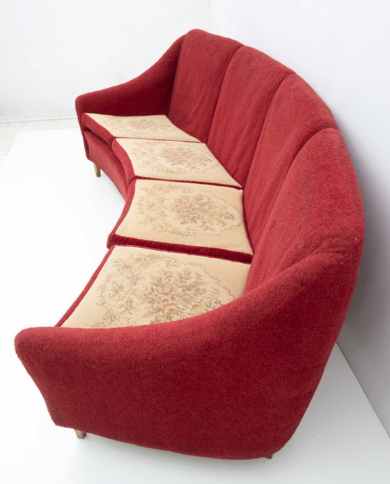 Image 1 of Mid Century Moderne Italiaanse fluwelen vierzits gebogen bank, 1950