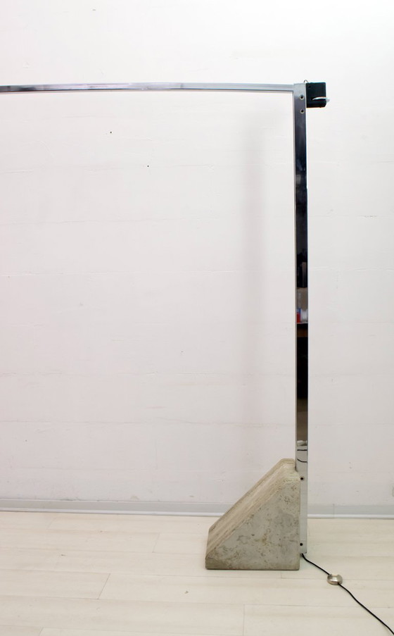 Image 1 of Mid Century Modern Italienische Stehleuchte aus Stahl und Travertin, 1970er Jahre