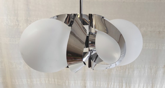 Image 1 of Lámpara de araña de estilo futurista en cromo y cristal opalino - década de 1970
