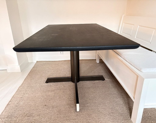 Tavolo da pranzo Dyyk in rovere nero, come nuovo.