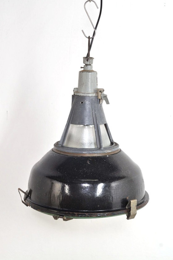 Lampade industriali smaltate con luce superiore, anni '50 – Lampade a sospensione, Metallo (photo 6 of 9)