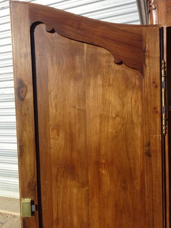 Image 1 of Armadio in noce massello in stile Luigi XV