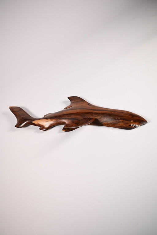 Scultura murale in legno raffigurante un grande squalo