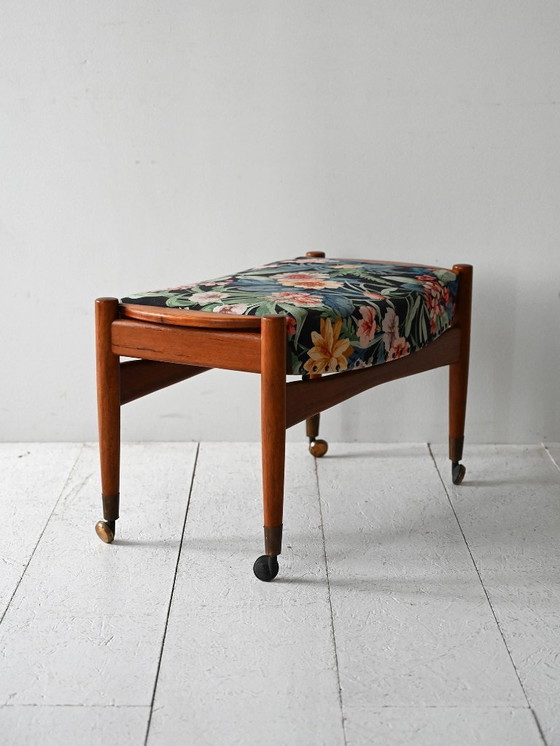 Image 1 of Skandinavischer Hocker aus den 1950er Jahren mit Josef-Frank-Stoff