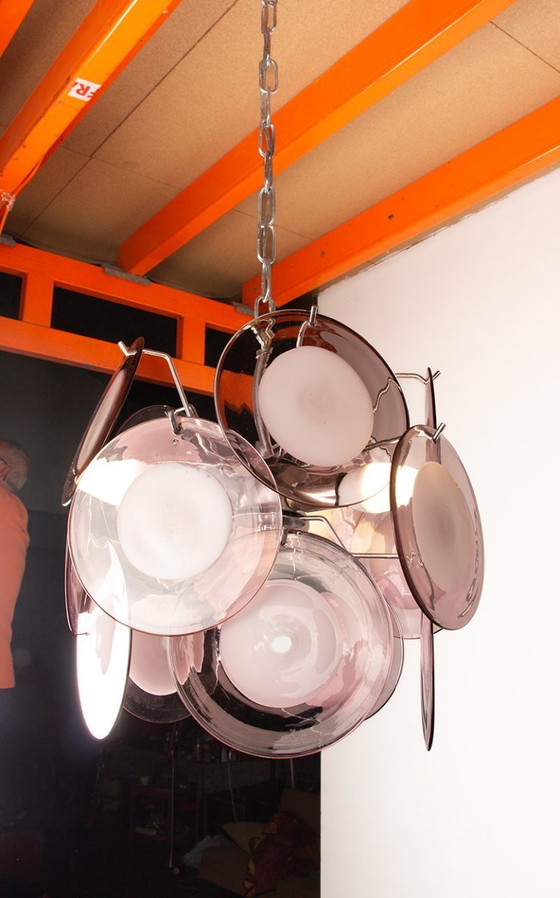 Image 1 of Lampadario “Space Age” composto da 15 pendenti in vetro di Murano rosa e bianco, modello “Disc” di Gino Vistosi 1970.