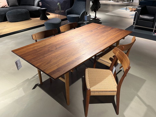 CH327 + CH23 dining table and chairs