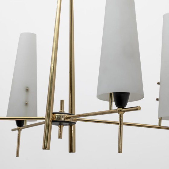 Image 1 of Stilnovo stijl, mid-century modern Italiaanse kroonluchter van messing en opaalglas uit de jaren 60.