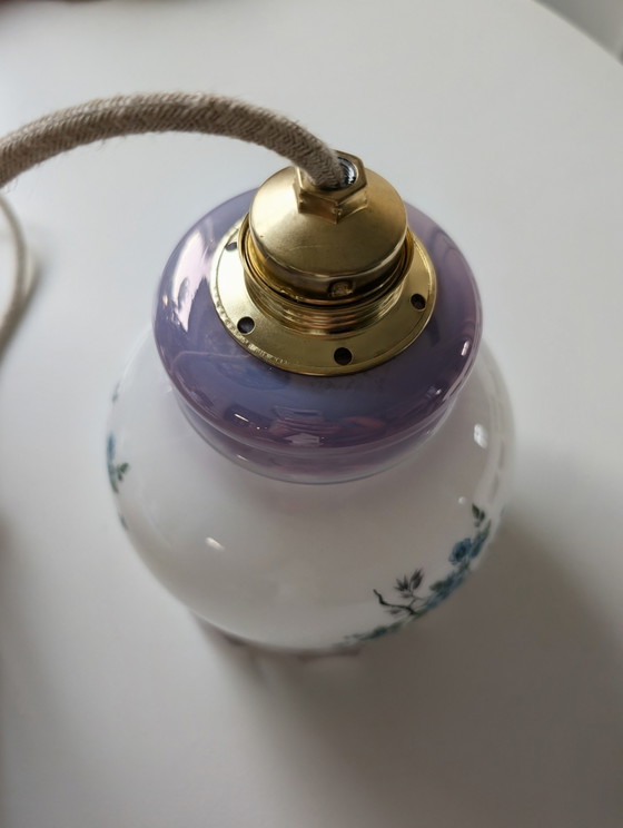 Image 1 of Lampada a sospensione in vetro opalino bianco e viola con motivo floreale