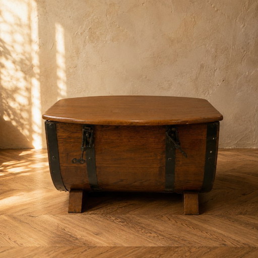 Cassapanca contenitore in rovere a forma di botte con cinghie in metallo nero, anni '30-'40