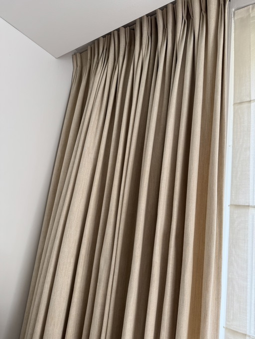Almost 4.5 m thick high-quality curtains and 2.60 high