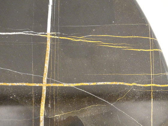 Image 1 of Table basse ou table d&#39;appoint Natuzzi, marbre Sahara Noir, XXIe siècle – Italie