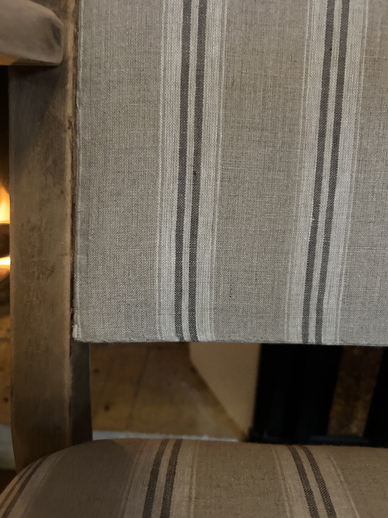 Image 1 of Antiek eiken stoeltje met houtsnijwerk en bekleed met Frans linnen