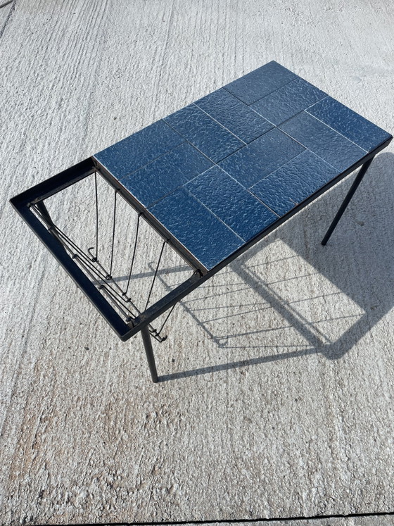 Table en céramique bleue vintage avec porte-revues – Tables d'appoint, Ceramic, Metal (photo 9 of 11)