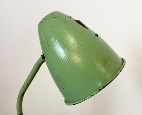 Image 1 of Lampada da tavolo industriale verde da officina, anni '60