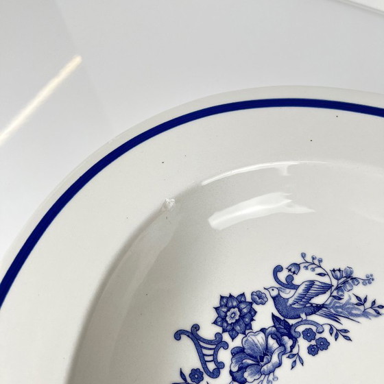 Image 1 of Grande piatto ovale bianco e blu, motivo di uccelli e fiori