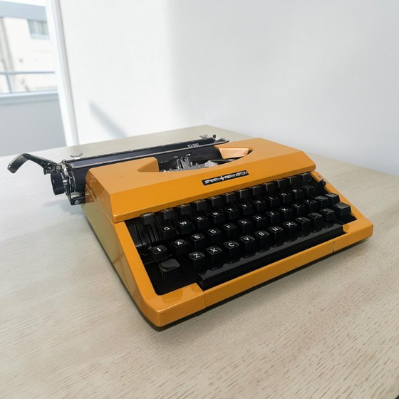 Image 1 of Macchina da scrivere Sperry Remington 10/50 gialla degli anni '70, funzionante, con custodia.