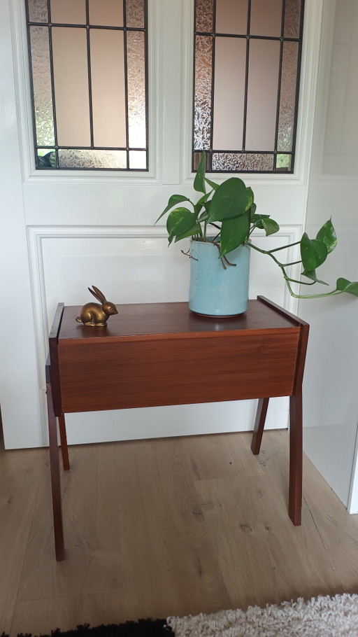 Table d'appoint vintage danoise en teck, idéale pour les plantes, les plantes ou la couture – années 1960