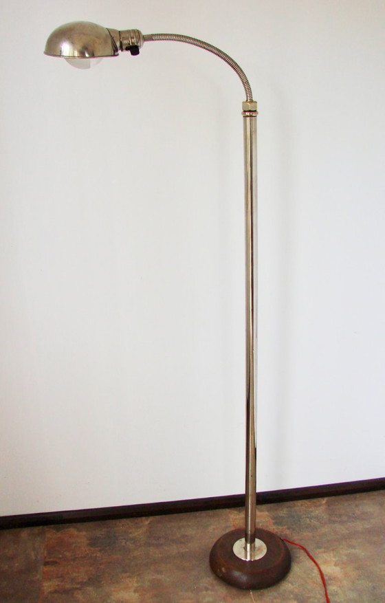 Image 1 of Una elegante lámpara de pie de la época Art Déco, fabricada en la década de 1930.