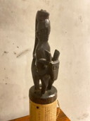 Vintage Batak medicijnkoker – bamboe met gesneden figuur, Sumatra (20e eeuw)