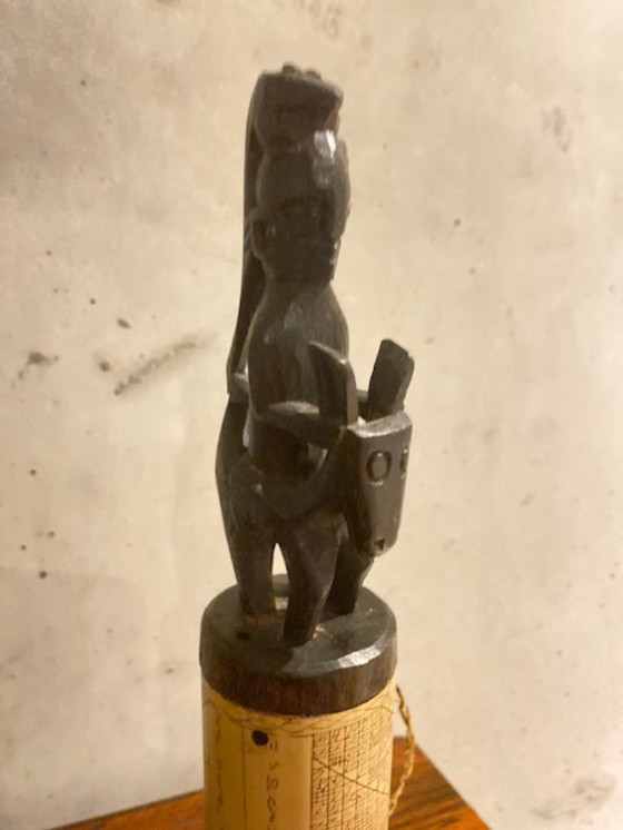 Image 1 of Scatola per medicinali Batak d'epoca – bambù con figura intagliata, Sumatra (XX secolo)