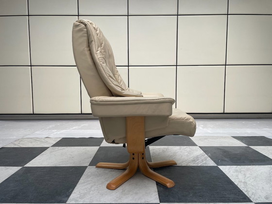 Drehbarer Relaxsessel aus cremefarbenem Leder, Verstellbarer relaxsessel, Holz, Retro (Foto 3 von 11)
