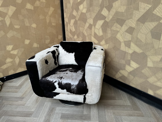 Image 1 of Fauteuil pivotant en cuir de vache