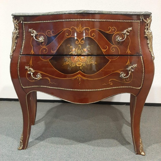 Image 1 of Commode bombée de style Louis XV français avec plateau en marbre