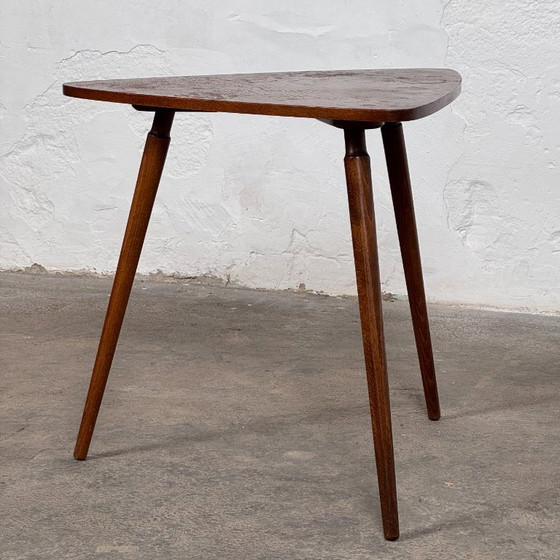 Image 1 of Mesa de centro triangular, década de 1960.