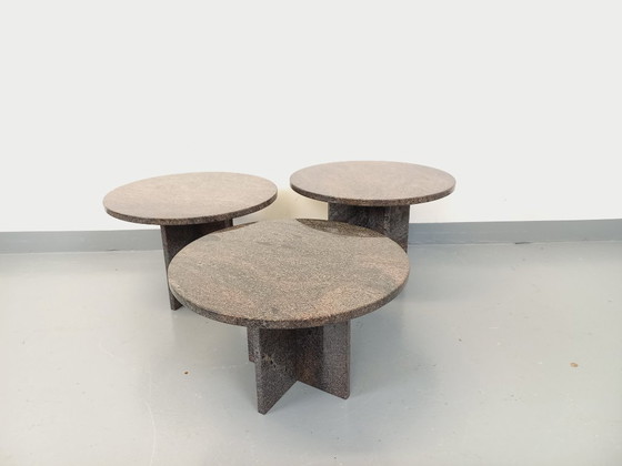 Image 1 of Set van drie vintage, in elkaar passende ronde salontafels van graniet uit de jaren 70 en 80.