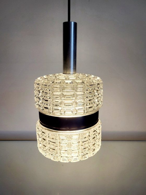 Image 1 of Lampada a sospensione vintage, finitura cromata e paralume in vetro, anni '60