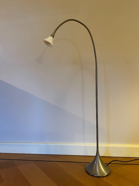 Image 1 of Flexible Leselampe (Len) Design Florian Schulz, Ein-/Ausschalten und Dimmen durch Berühren des Metalls.