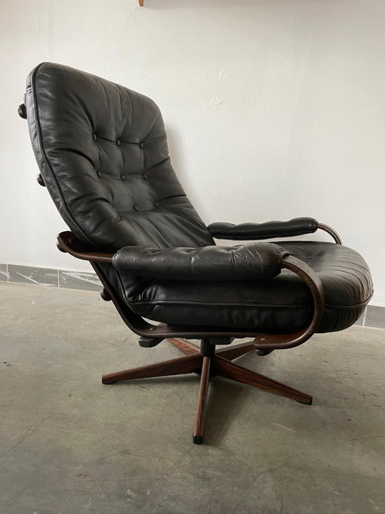 Image 1 of Draaibare loungestoel in Scandinavische stijl, zwart leer, met gebogen houten frame, jaren 70