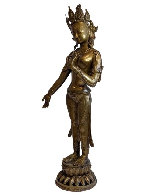 Tara nepalesa de pie en bronce dorado al fuego sobre base de loto, siglos XVIII-principios del XIX (photo 8 of 16)